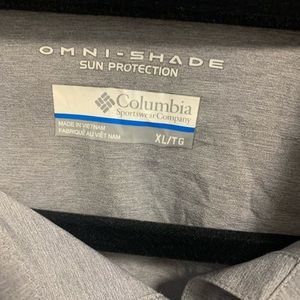 3/$30 Wrinkled but clean and like new Columbia omnishade grey top.